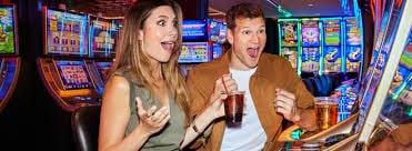 mdl98 APP ဖြင့် Baccarat ကတ်ဂိမ်း မိုဘိုင်းဖုန်းပေါ် ကစားနေသောမြင်ကွင်း